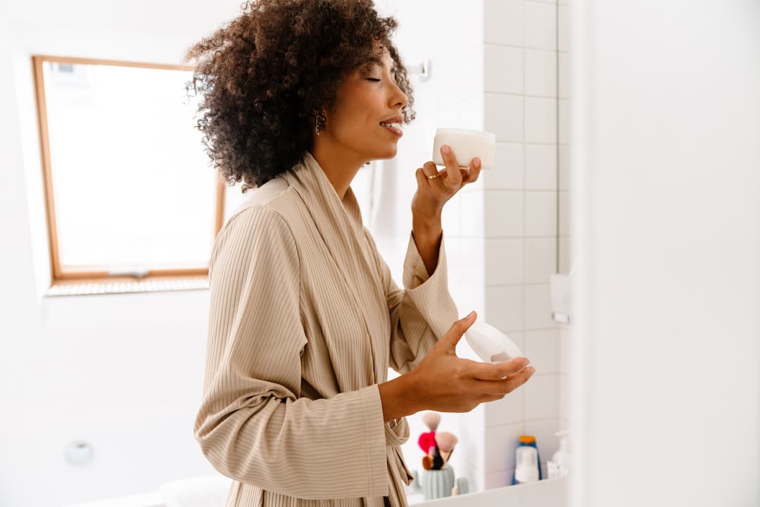 Femme soin cheveux bouclés maison