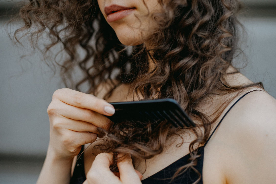 Cheveux bouclés ou frisés : quelles différences ?
