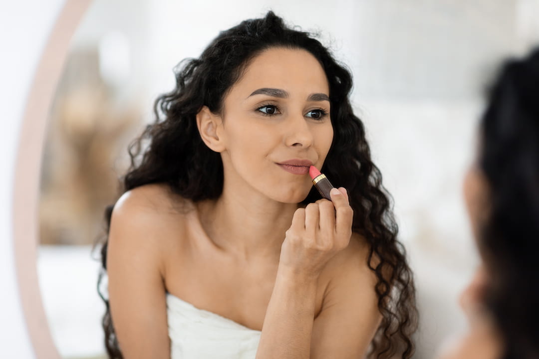 Femme miroir cheveux bouclés soin cheveux à l'aloé vera