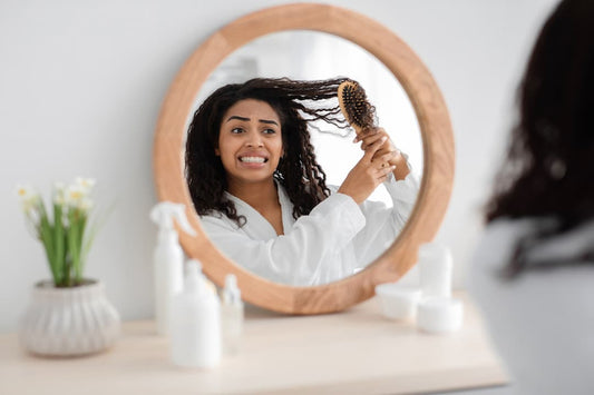 Soin cheveux déshydratés femme miroir