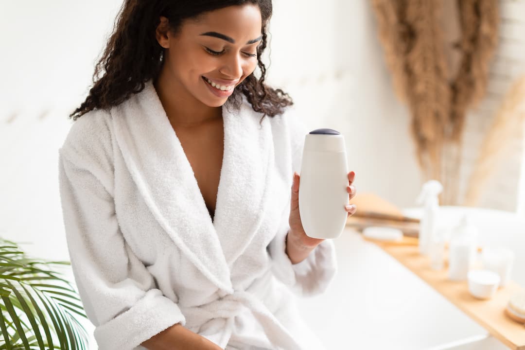 Femme shampoing cuir chevelu irrité