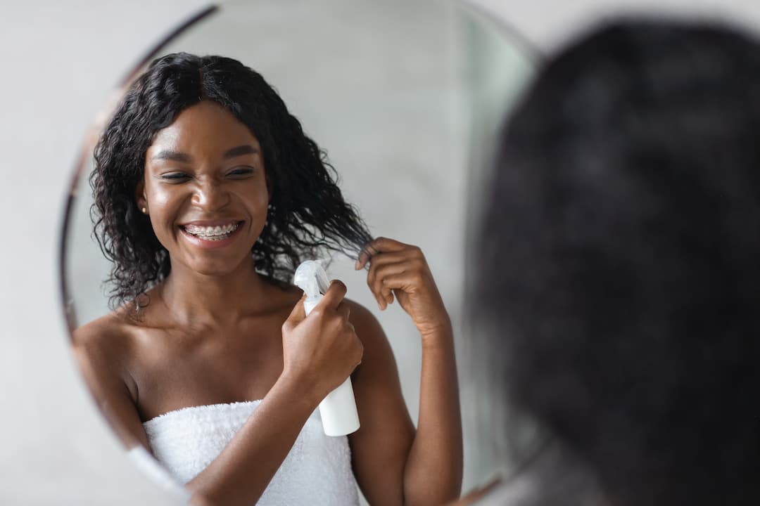 Femme salle de bain soins cheveux déshydratés hydrater cheveux