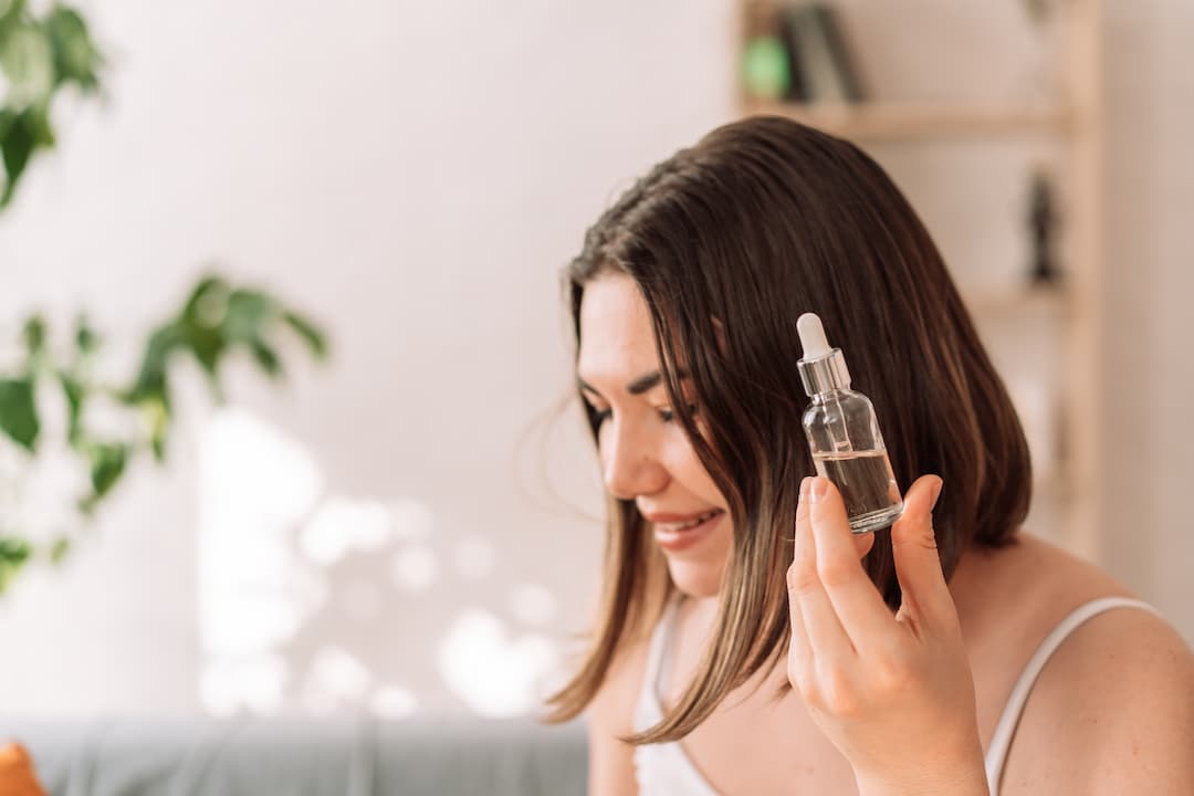 Cheveux gras : les bienfaits des huiles essentielles
