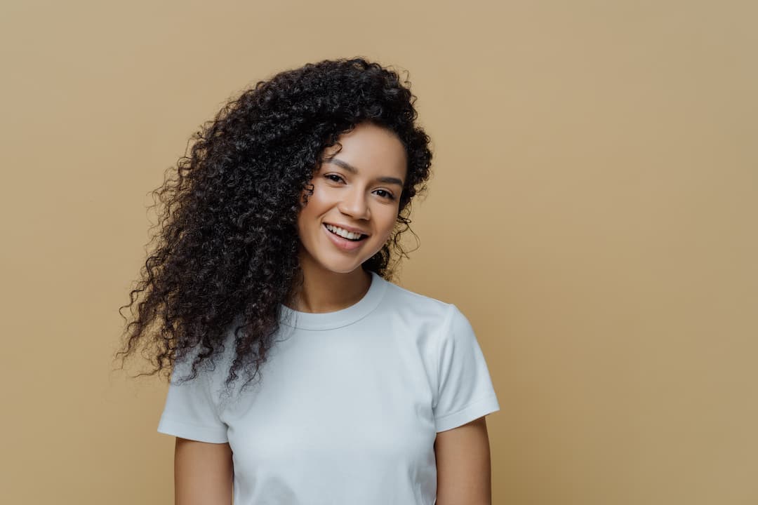 Femme soin cheveux frisés