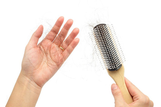 Comment faire repousser les cheveux après une alopécie post-partum ?