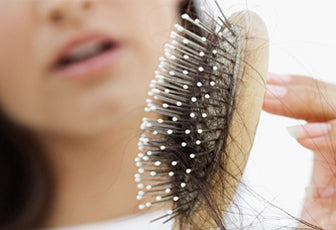 Chute de cheveux : 8 raisons qui peuvent l’expliquer